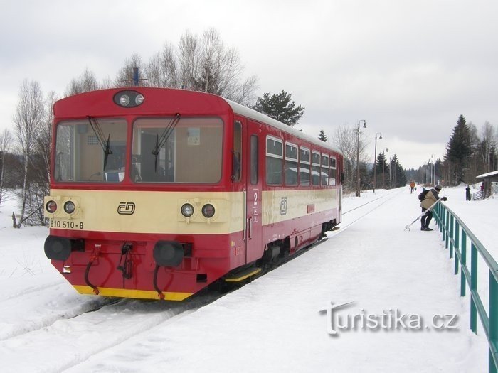 Il y a des trains jusqu'à Nové Údolí qui vous emmèneront à Stožek