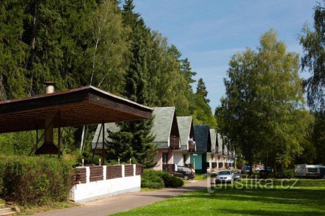 Grootmoeders zomer aan de voet van het Krkonoše gebergte in het recreatiegebied Dolce bij Trutnov