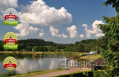 O verão da avó no sopé das montanhas Krkonoše na área de recreação Dolce perto de Trutnov