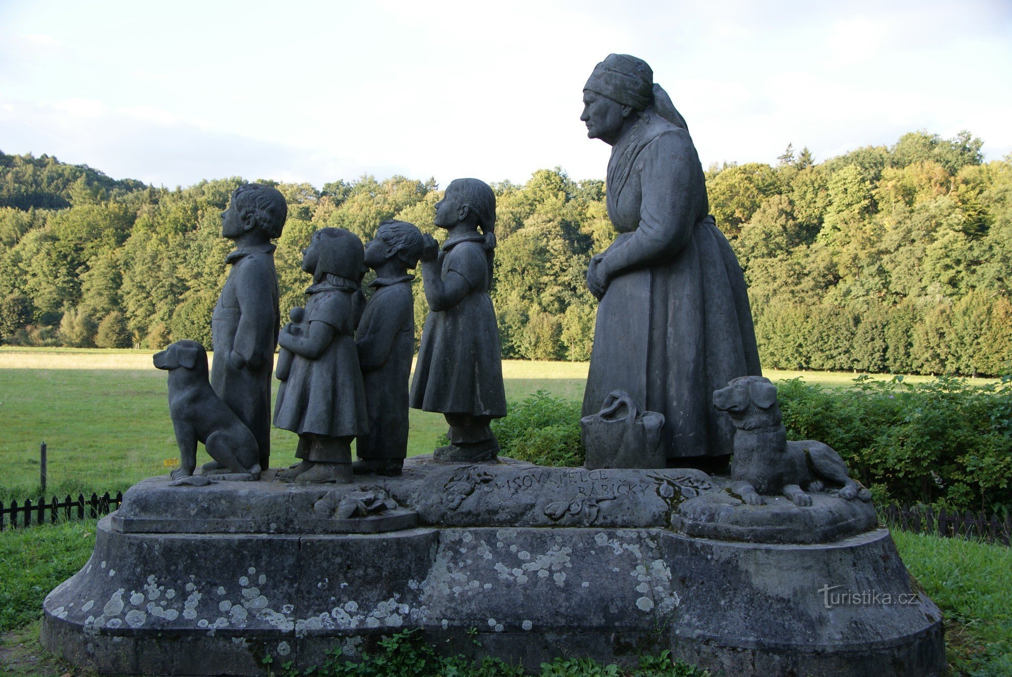 Bedstemors Dal - skulptur Bedstemor med børnebørn