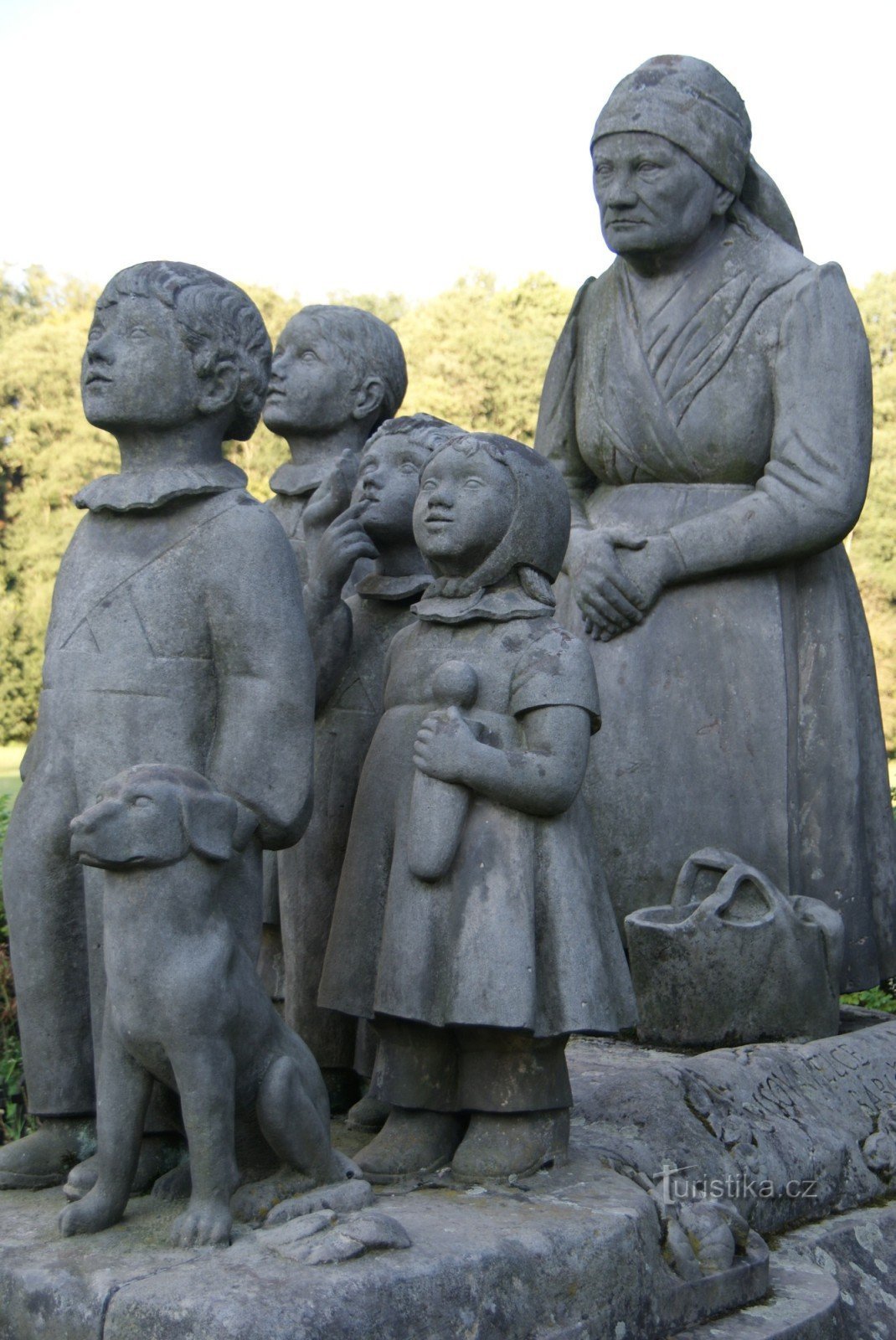Mormors dal - skulptur Farmor med barnbarn