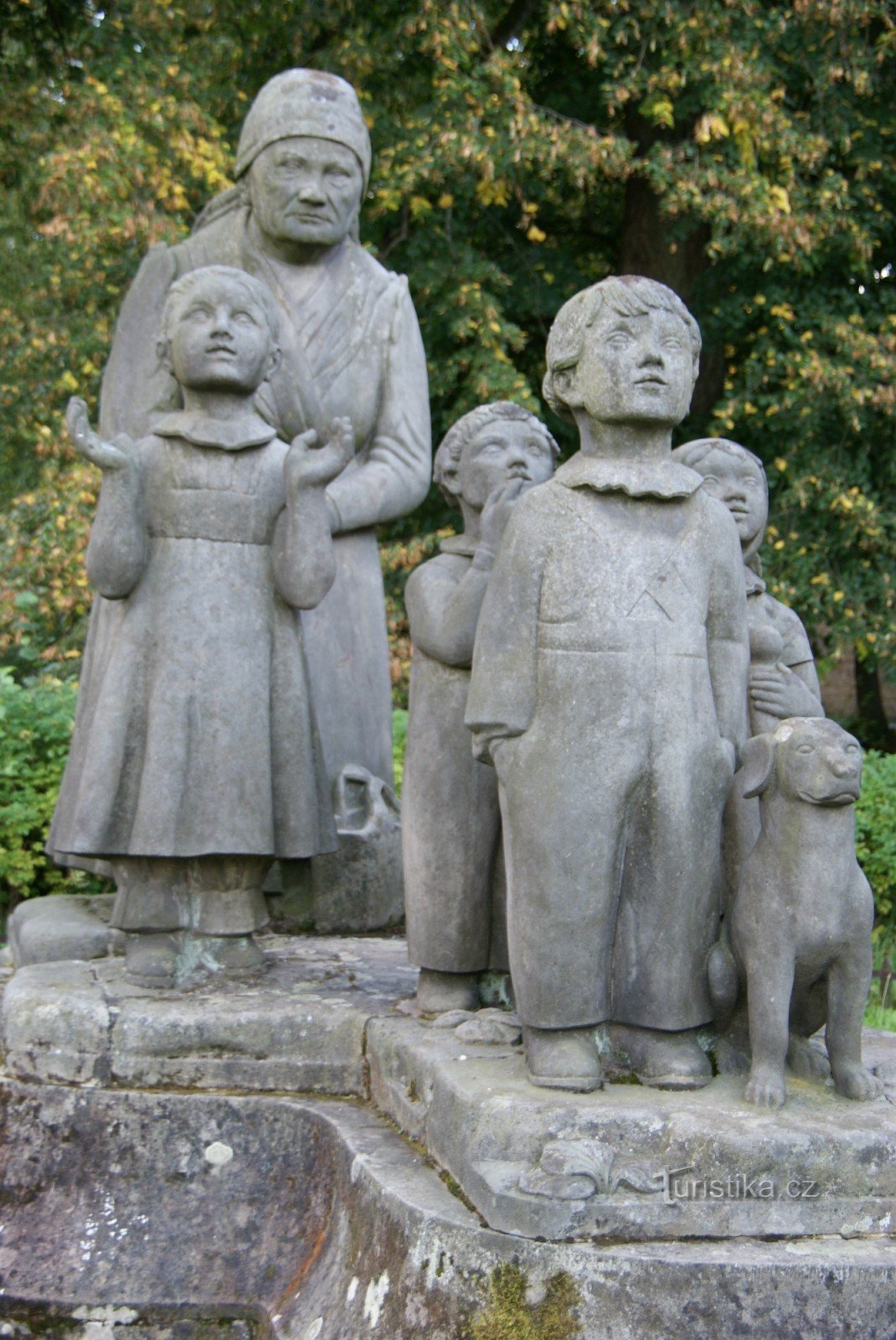 Valle de la abuela - escultura Abuela con nietos