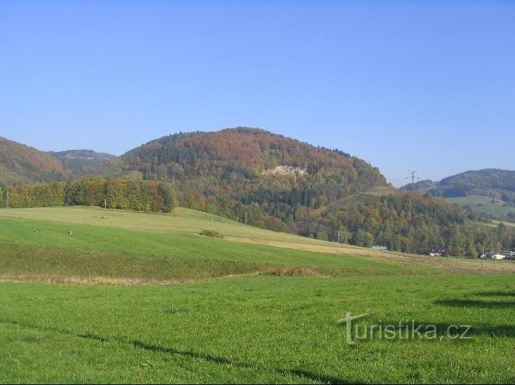 A colina verde de Bač atrás de Mörkovice