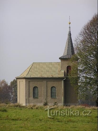 Modder: modder. kerk in een veld aan de rand van Bahn