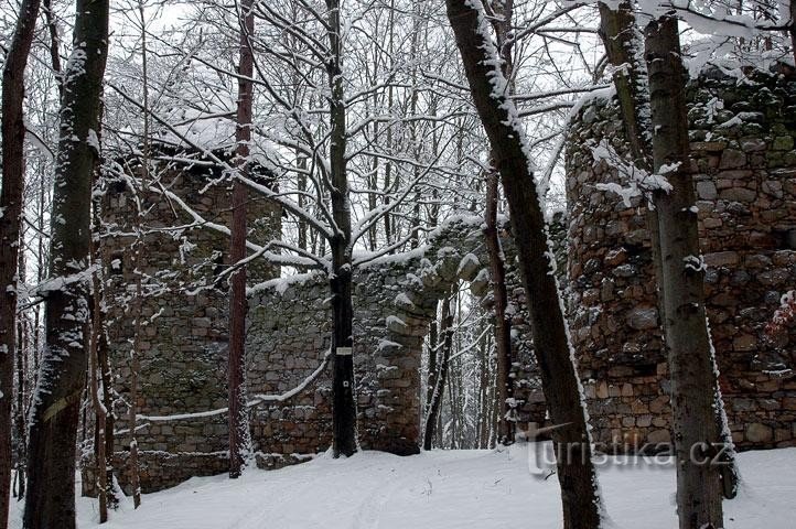 Ballymotte - Prašivice: Een kunstmatige ruïne in de buurt van het Nalžovské-gebergte