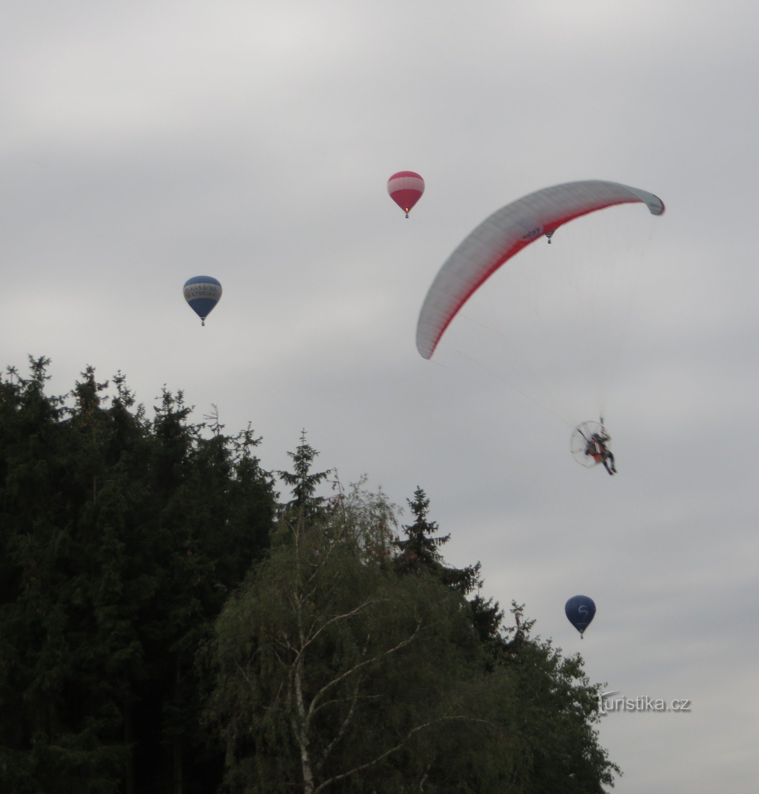 balloons over Bouzov