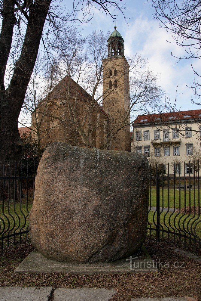 stenblock och kyrkan St. Anda