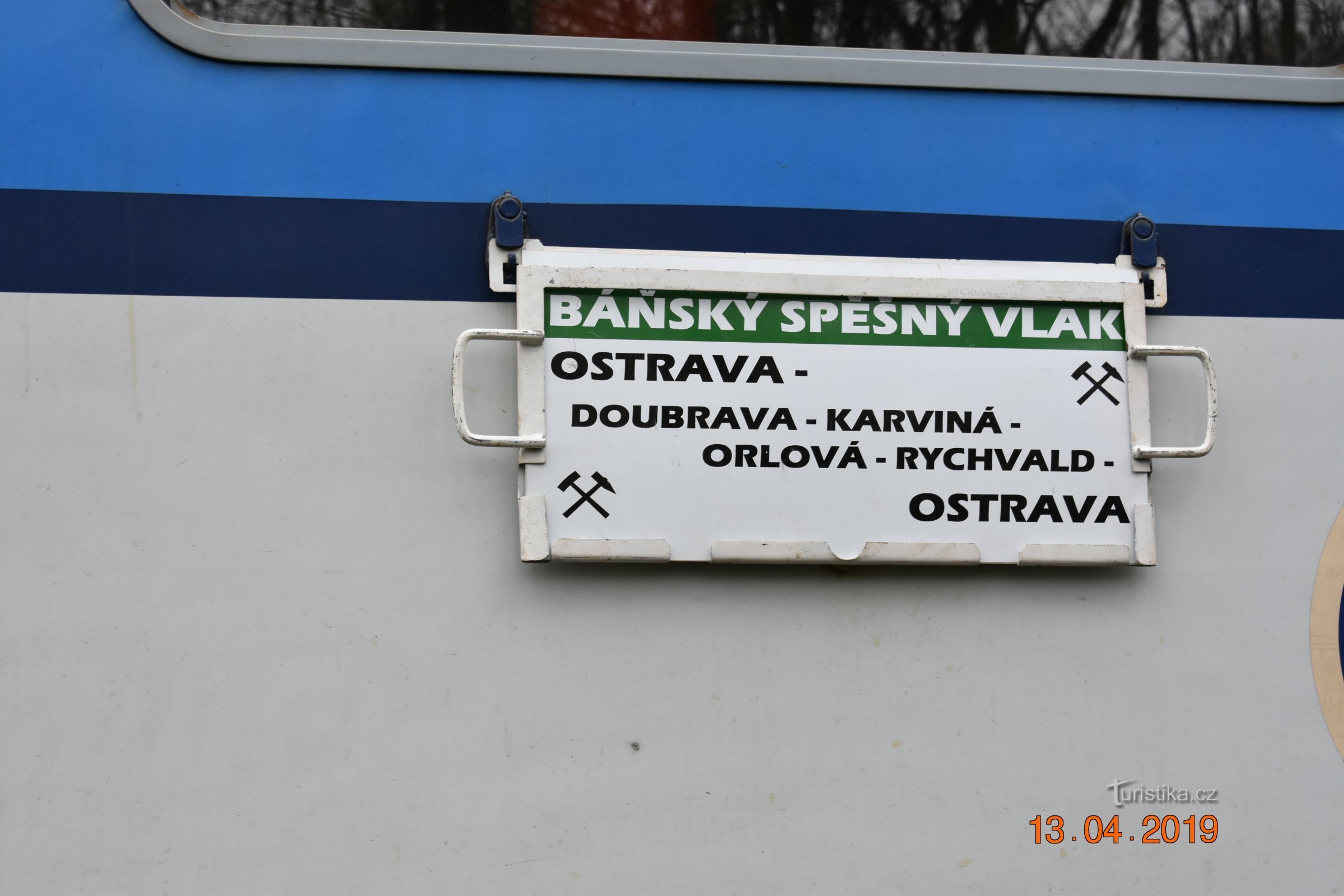 En train express Báňský le long des voies d'évitement du quartier Ostrava-Karvinsky