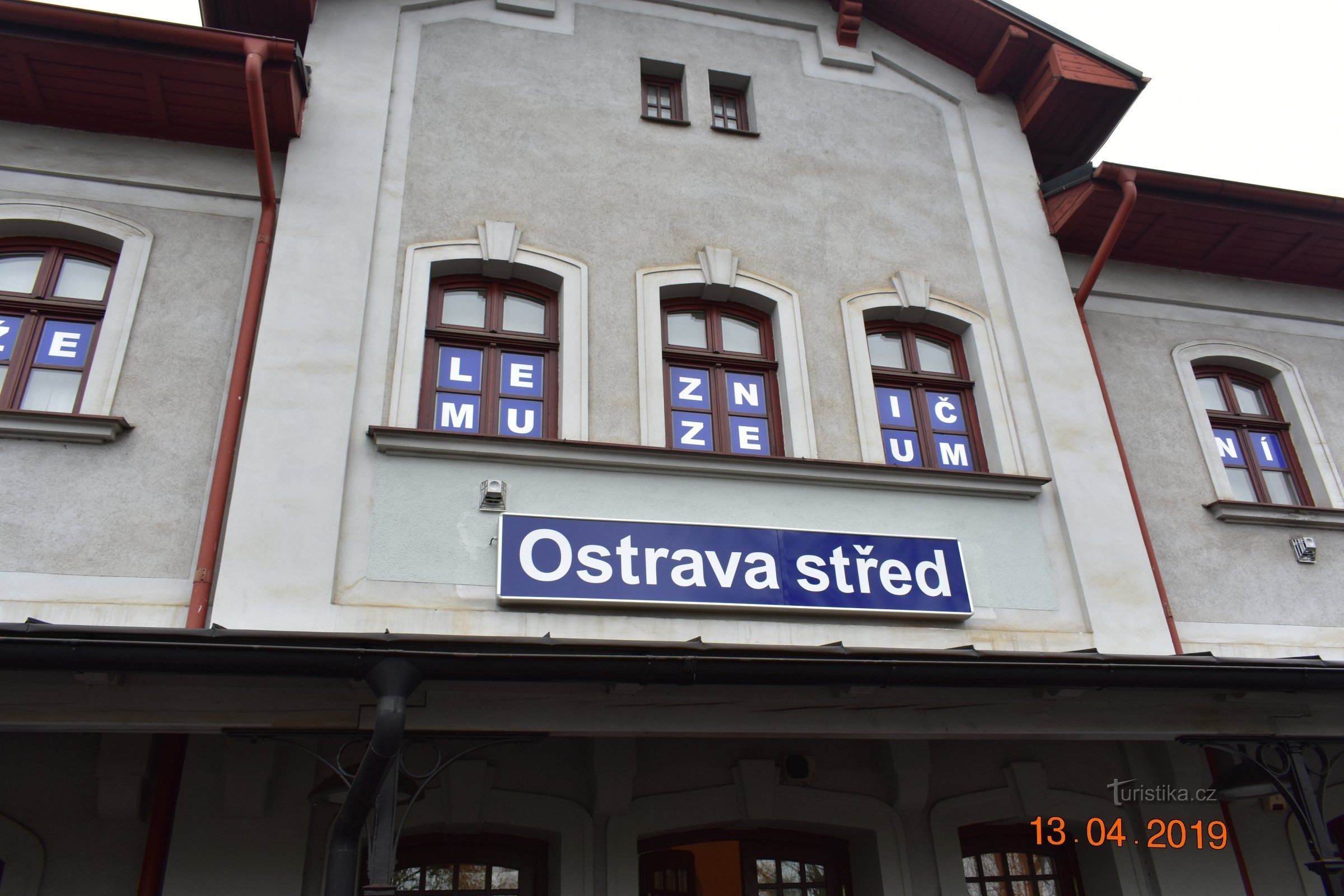 En train express Báňský le long des voies d'évitement du quartier Ostrava-Karvinsky