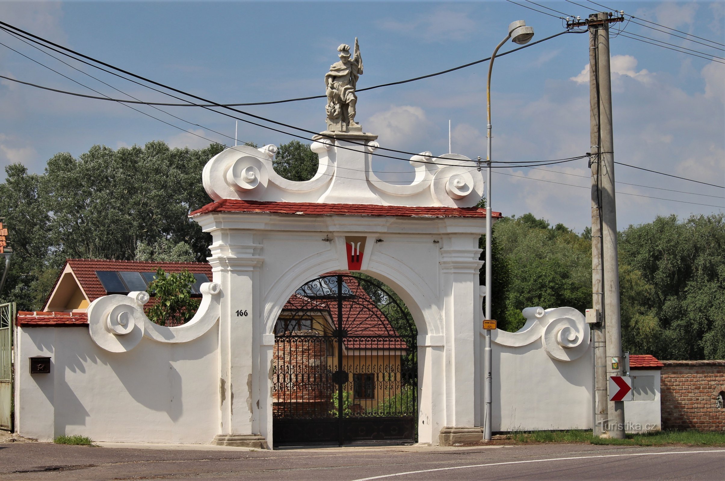 Poarta baroc cu o statuie a Sf. Florian din a doua jumătate a secolului al XVIII-lea