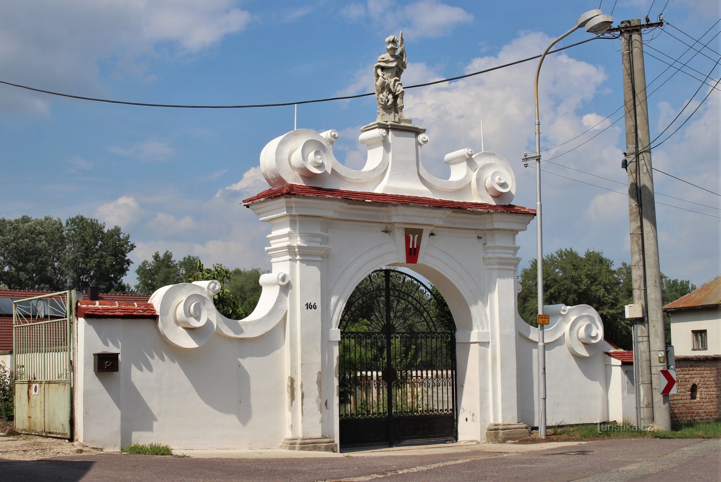 Poarta baroc cu o statuie a Sf. Florian din a doua jumătate a secolului al XVIII-lea