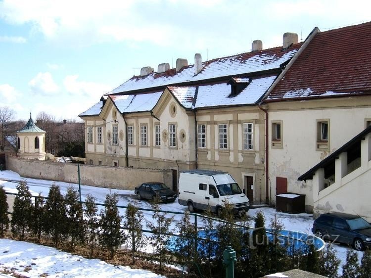 Partie baroque du château, partie moderne à droite