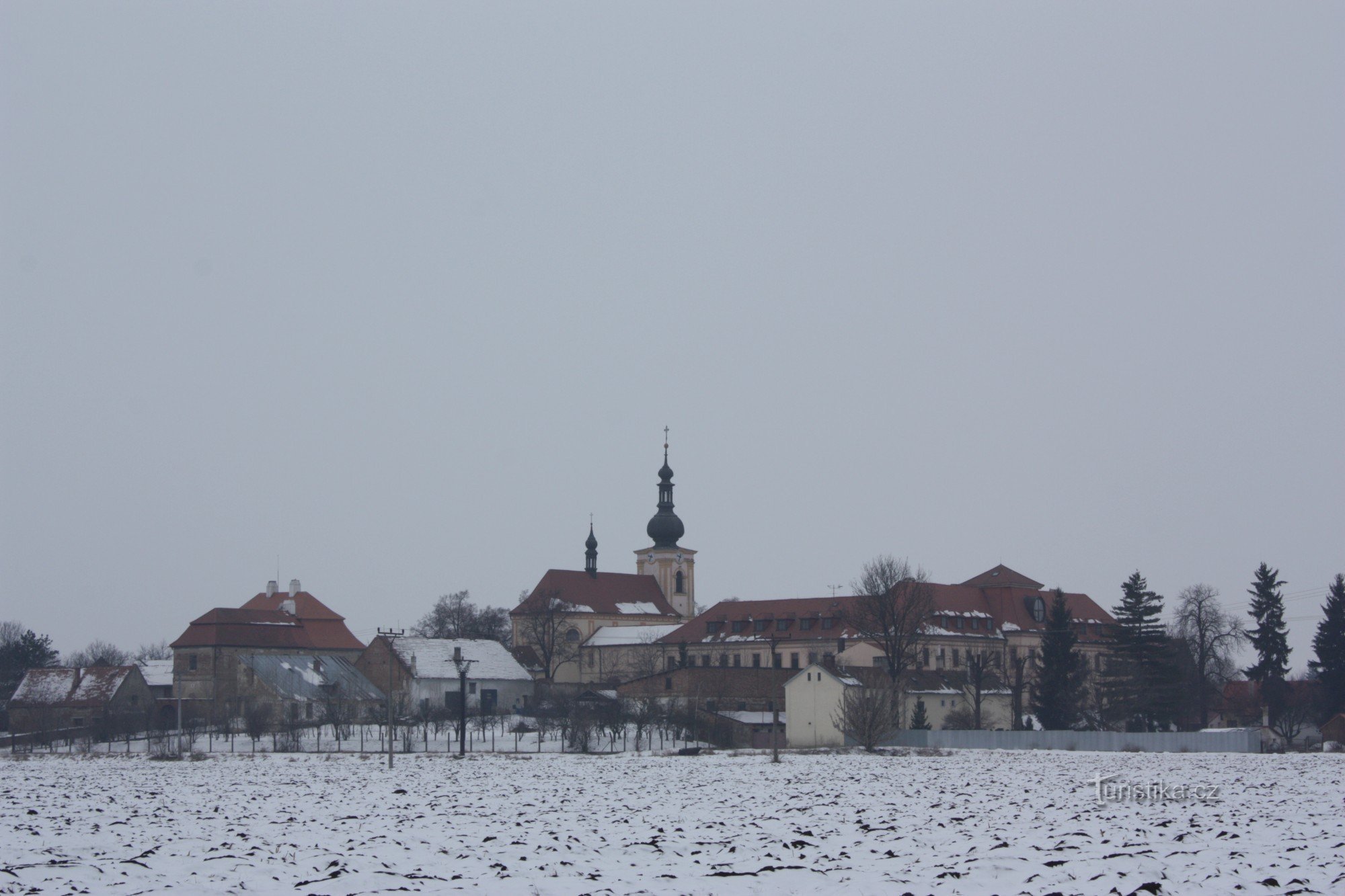 Barokni župni dvor s mansardnim krovom u Nezamyslicama