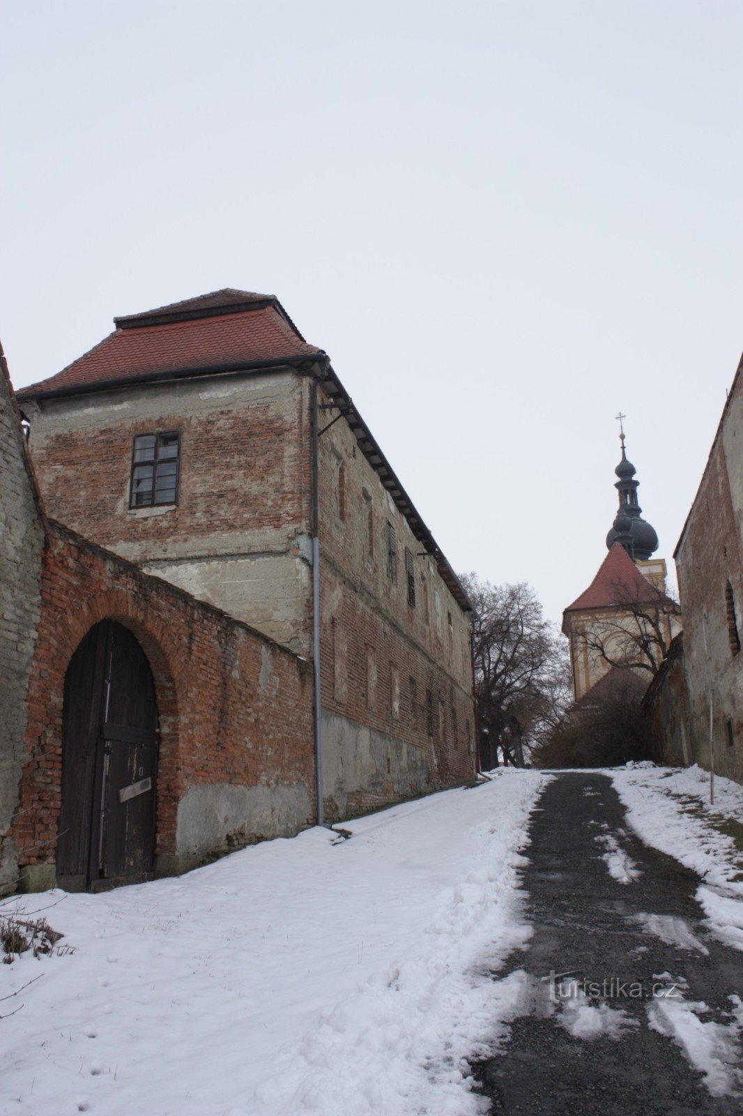 位于 Nezamyslice 的巴洛克式牧师住宅，带有复折线屋顶