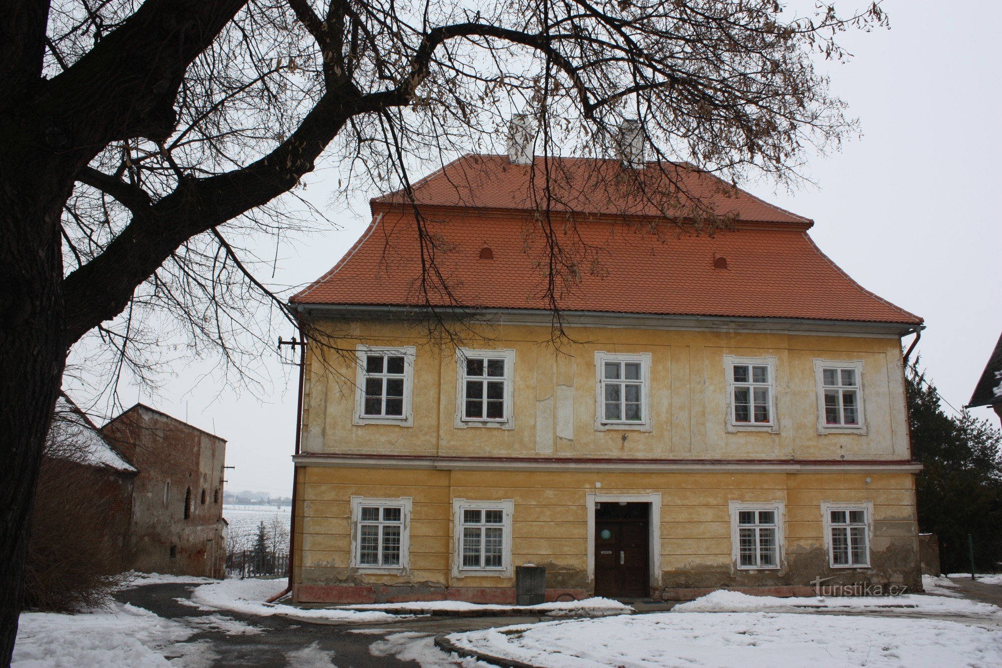 Nhà xứ kiểu Baroque có mái gác mái ở Nezamyslice