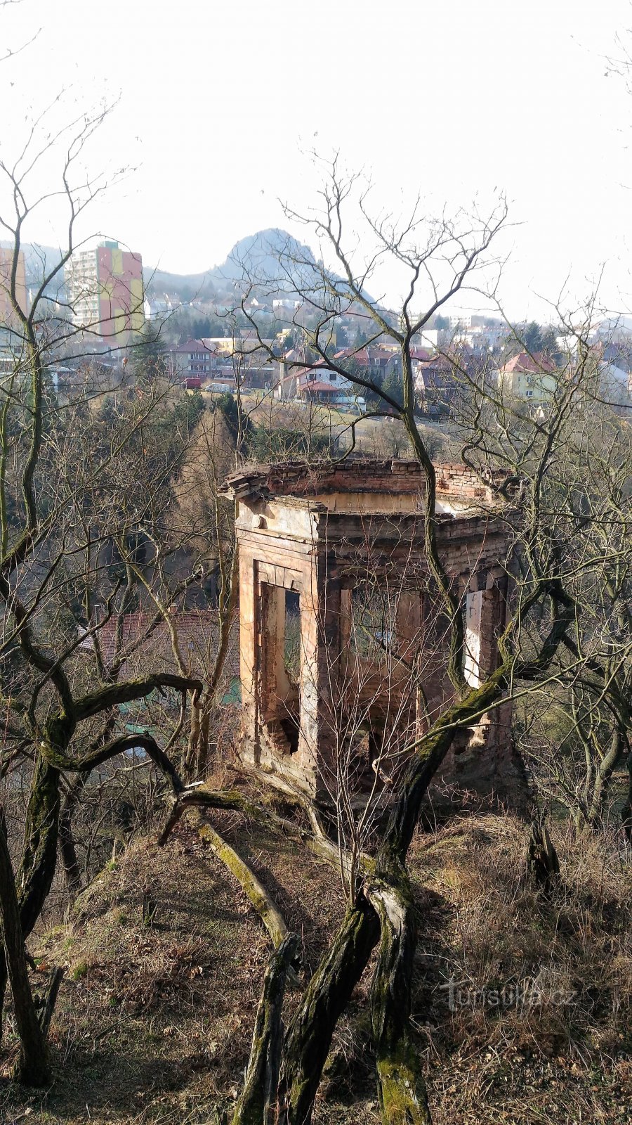 Gloriette baroque dans le parc du château de Bílina.