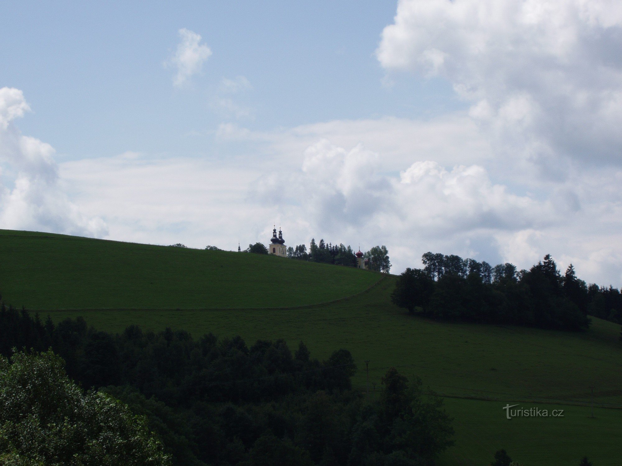 Église baroque et monastère sur Mariánské kopč à Králíky