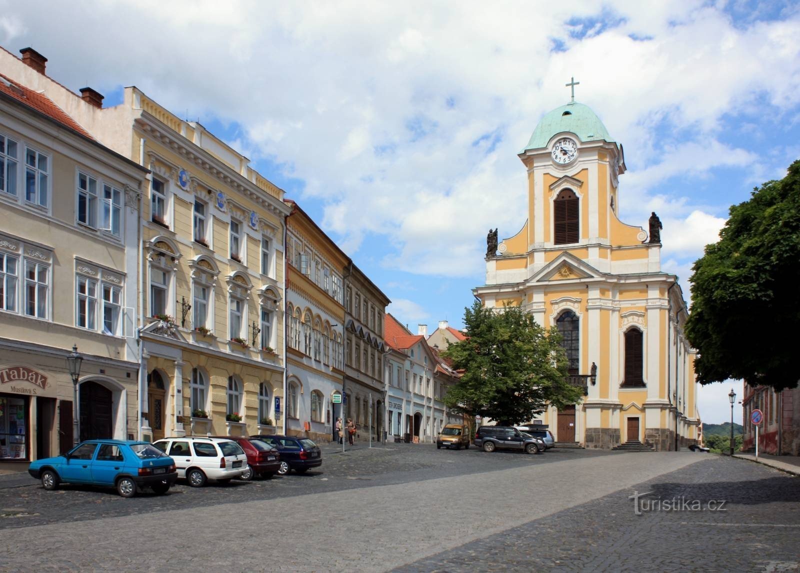 Barokní kostel sv. Petra a Pavla na Mírovém náměstí