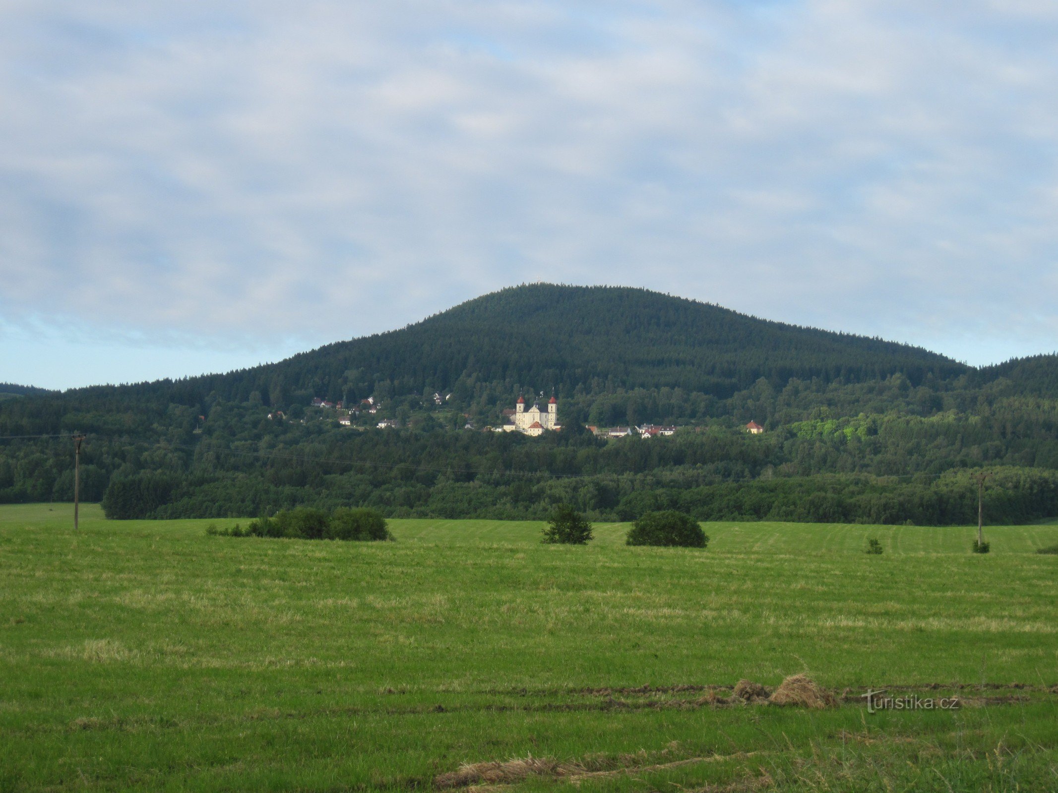 Barokke kerk in Dobrá Voda aan de voet van Kraví hora