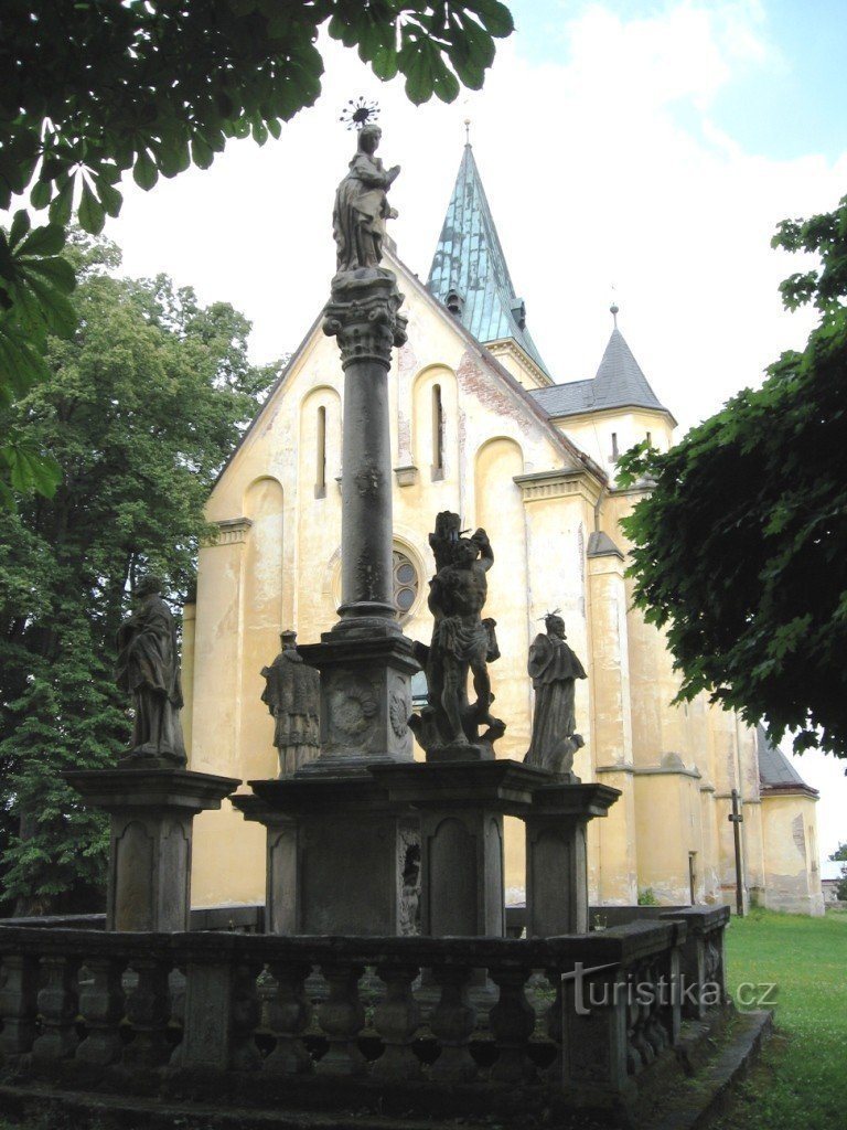 colonne mariale baroque construite en 1700 à Zásmuky