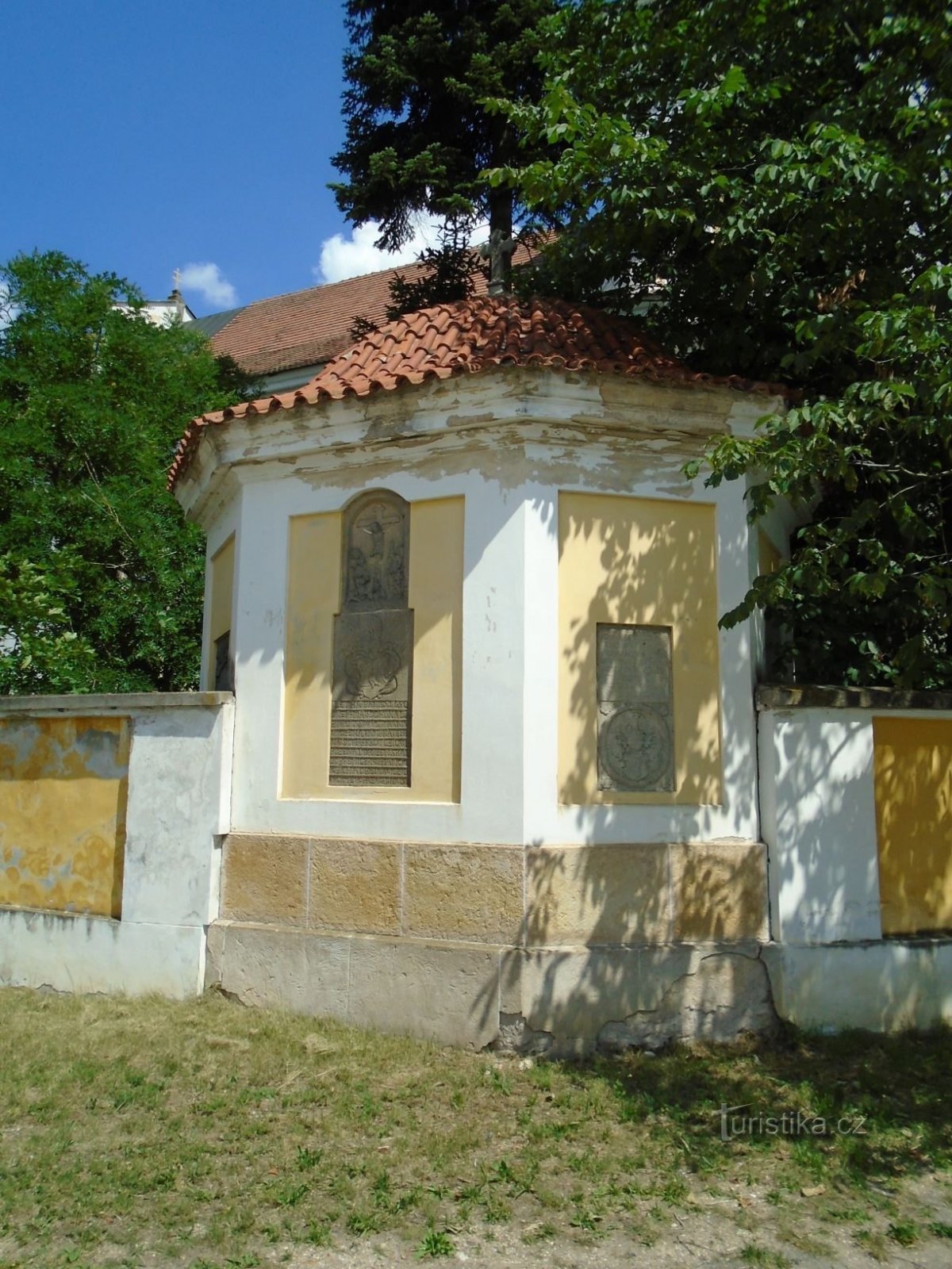 古い墓地にあるバロック様式の遺体安置所 (ドブジェニツェ、21.6.2018 年 XNUMX 月 XNUMX 日)