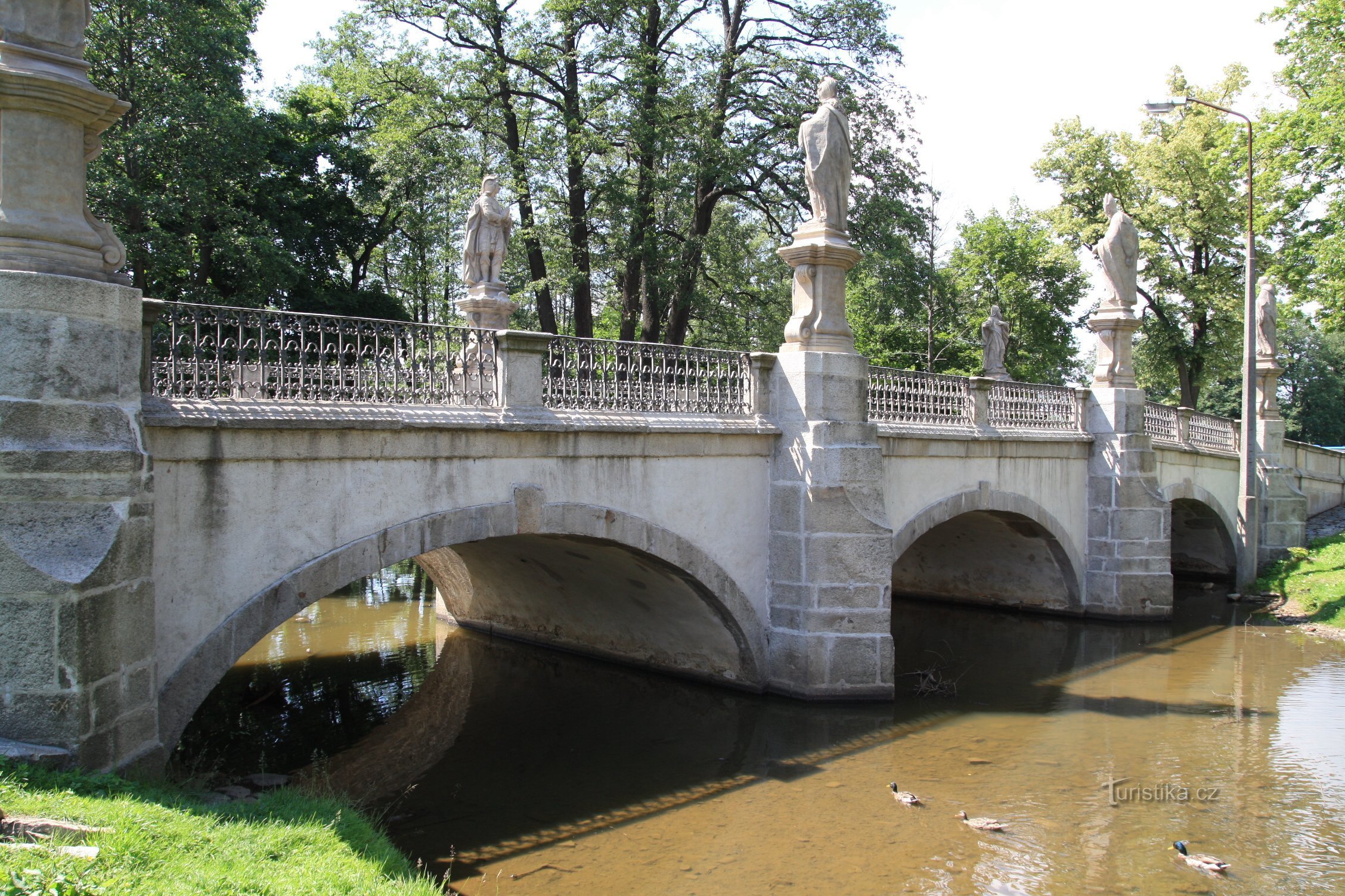 Barockbrücke über Stružský potok in der Nähe des Schlosses