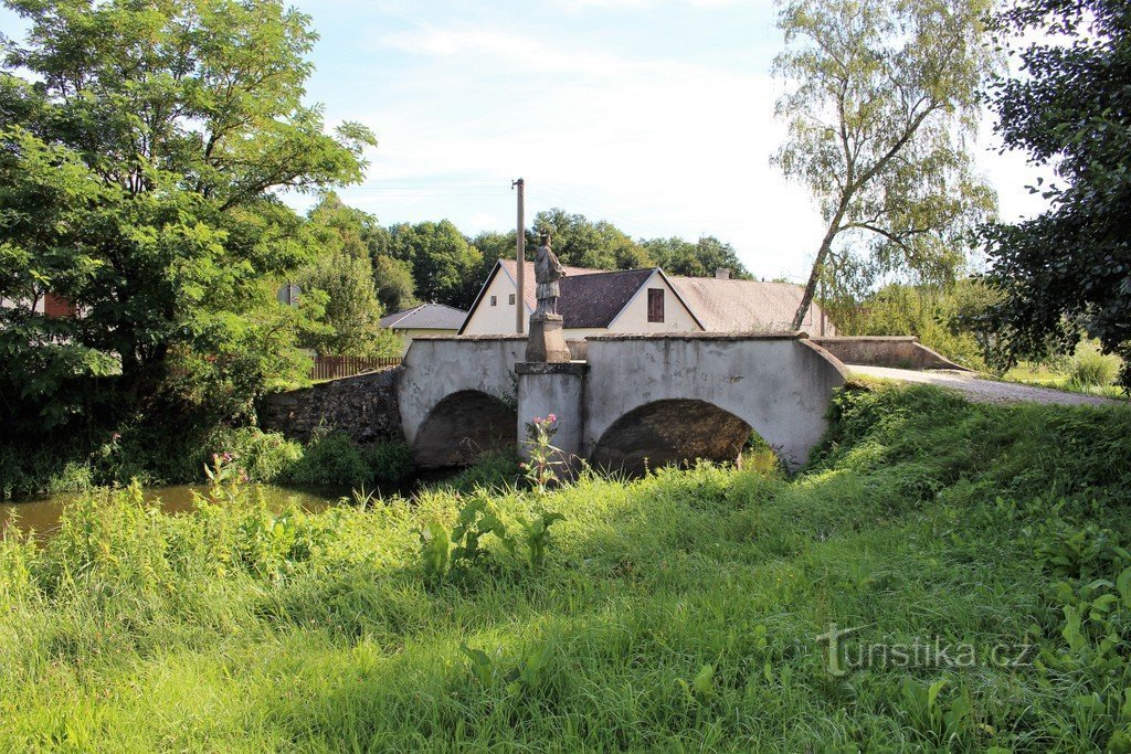 Baroque bridge, west side