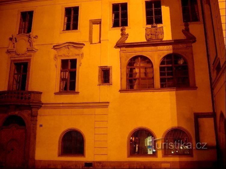 Baročno okno: Nad baročnim portalom Kaňka proti Železni ulici je bila lopa