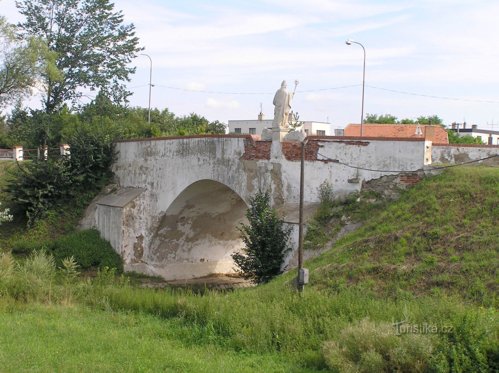 barokowy most drogowy - północno-zachodni skraj wsi, przy drodze Znojmo-Moravské Budějovice