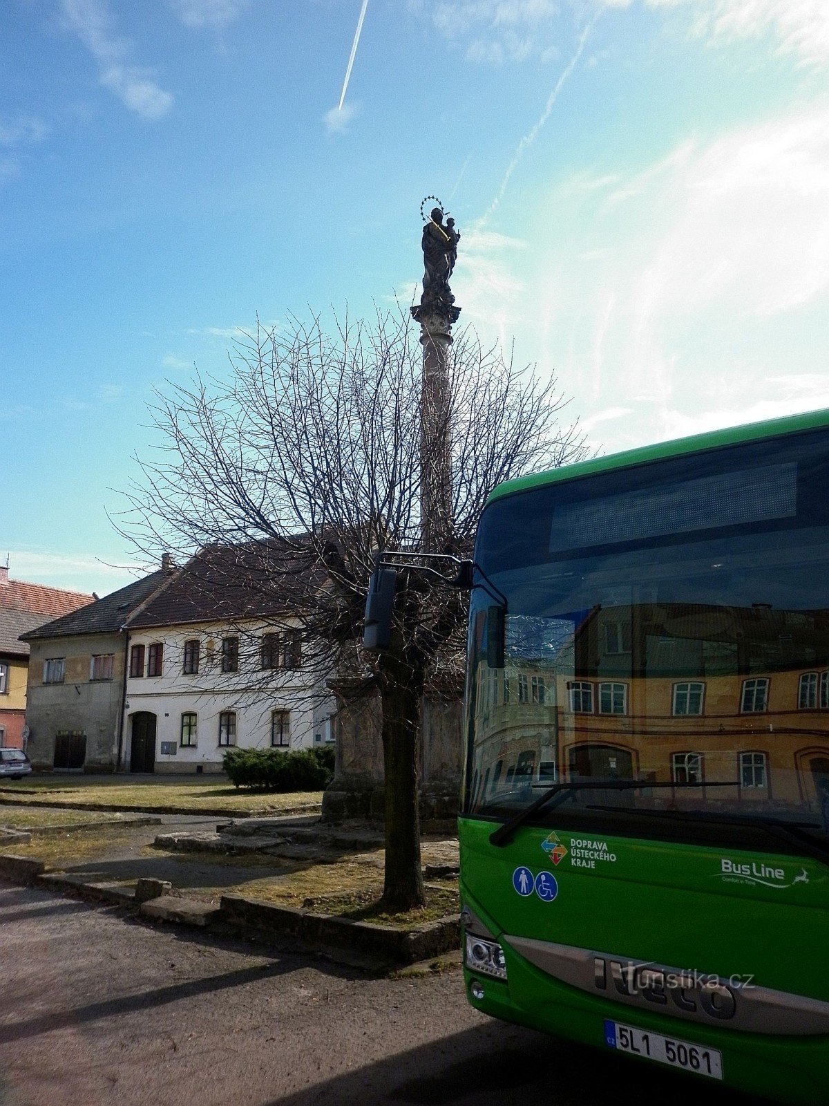 Columna barroca con una estatua de la Virgen María