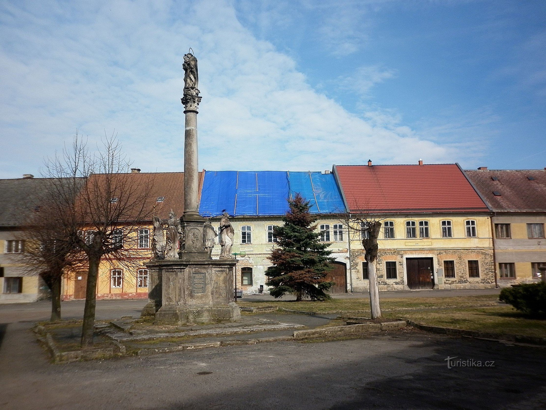 Barockkolonn med staty av Jungfru Maria