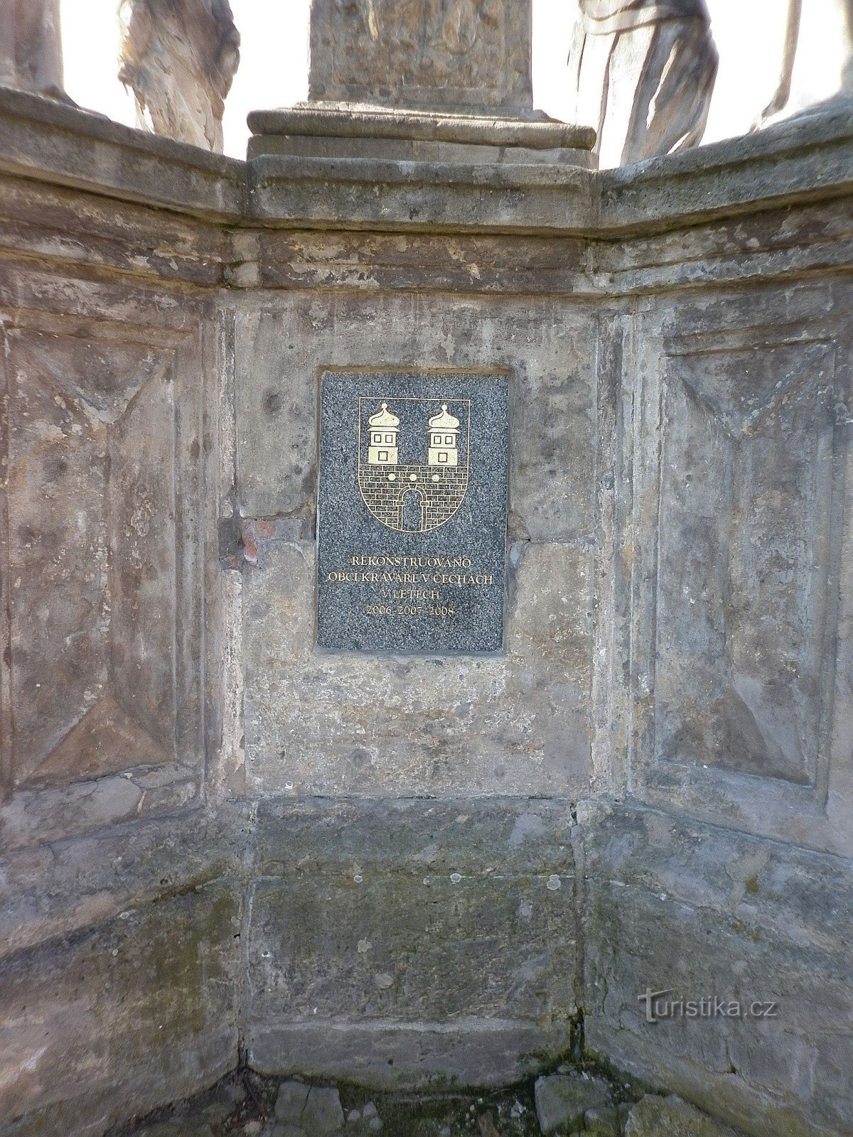 Colonne baroque avec une statue de la Vierge Marie