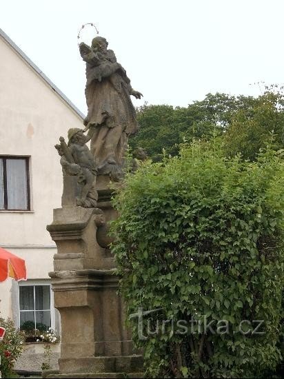 Esculturas barrocas: Esculturas barrocas frente al castillo