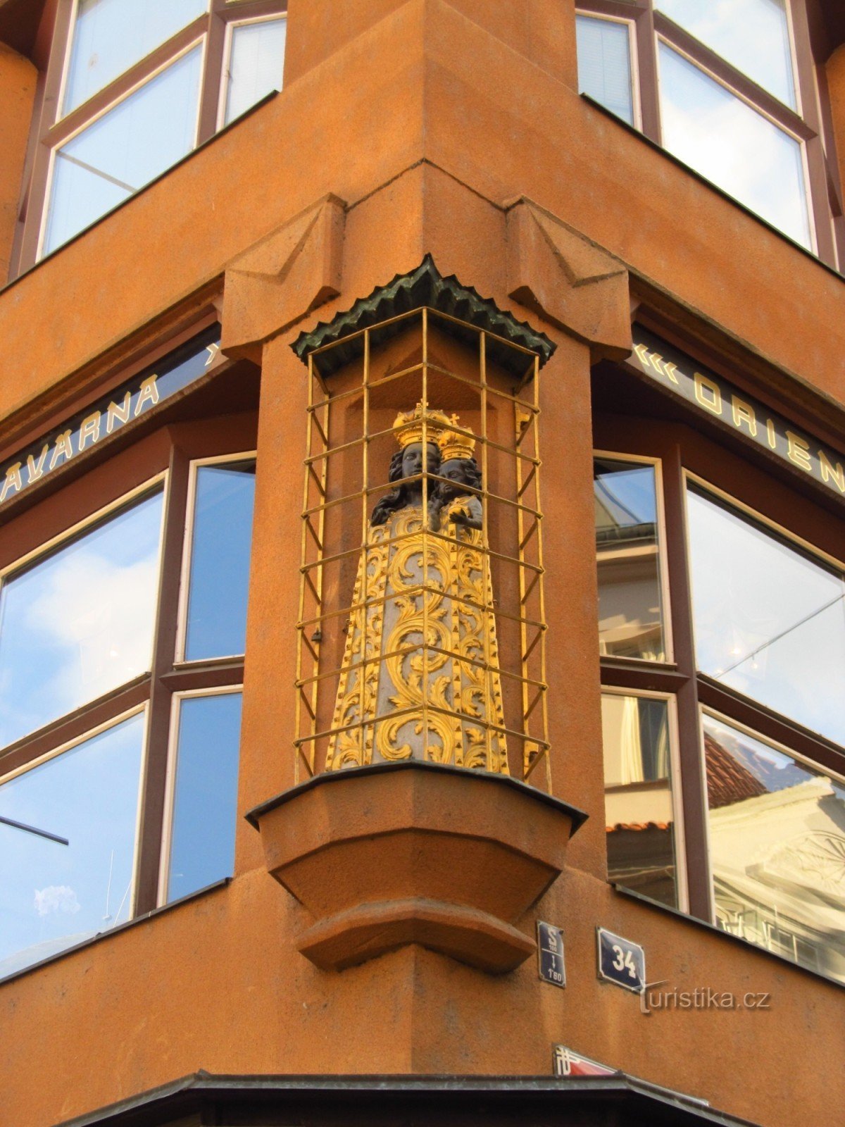 プラハのウ・チェルナー・マトカ・ボジの家の隅にあるバロック様式の小像