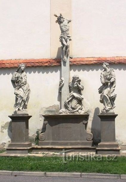Barokk szobor a templom mellett