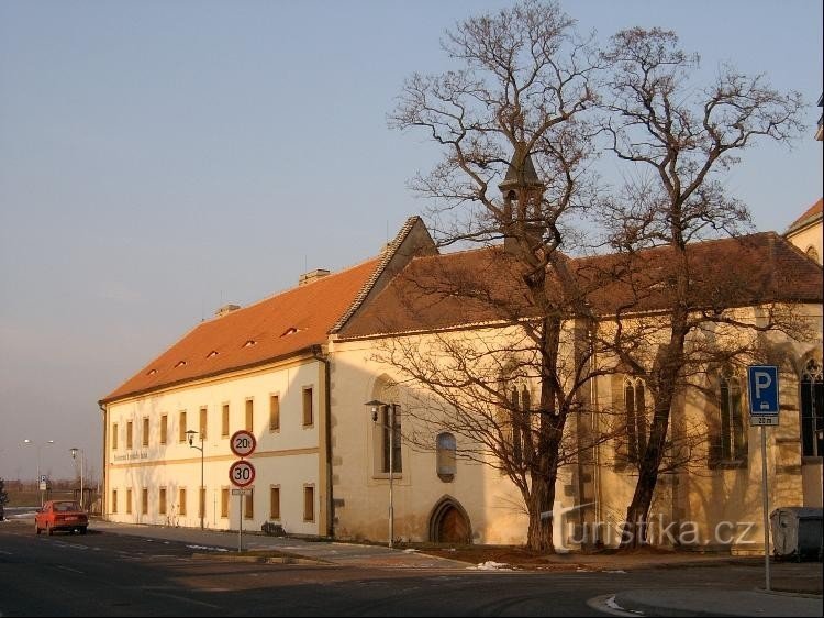 Больница в стиле барокко и церковь Св. Дуча: Церковь Св. Дуча представляет собой однонефное здание с тремя нефами.