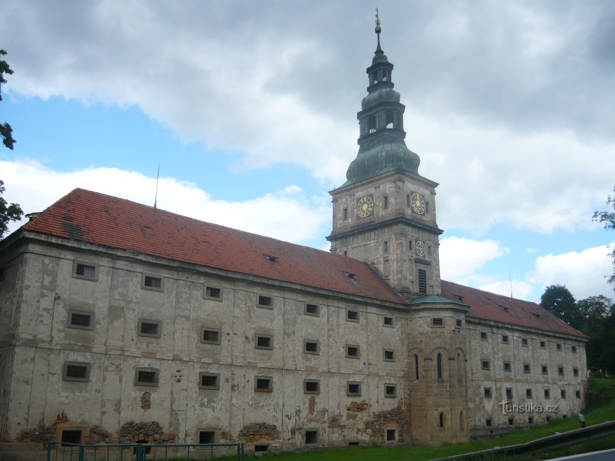 Spichlerz w stylu barokowym z wieżą zegarową, w której wnętrzu kryje się unikatowy zegar mechaniczny