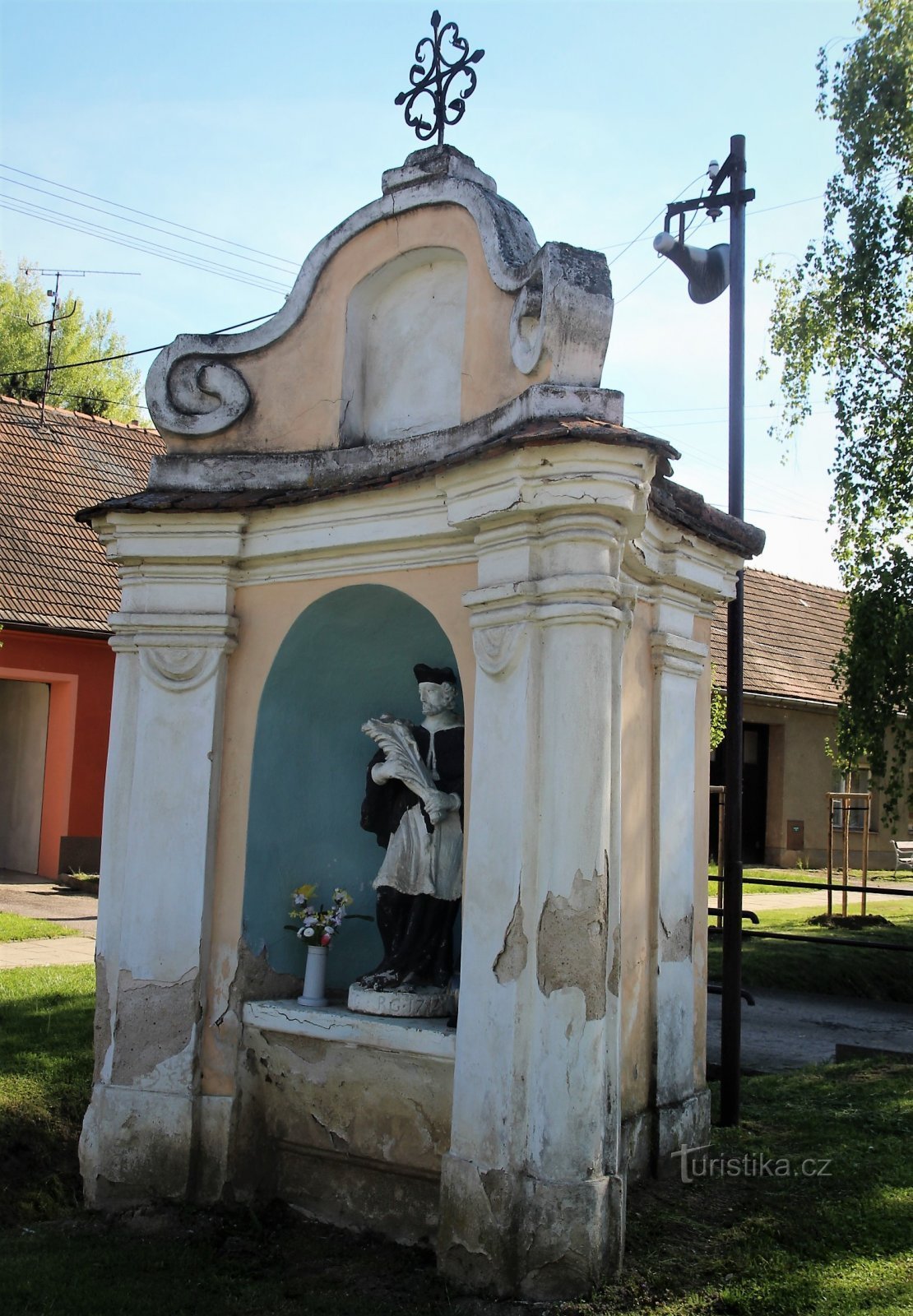 Barokowa kaplica wnękowa z figurą św. Jana Nepomucena.