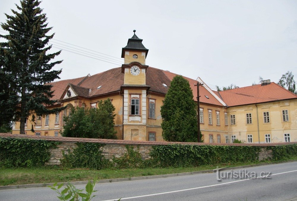 barockslott med hörntorn