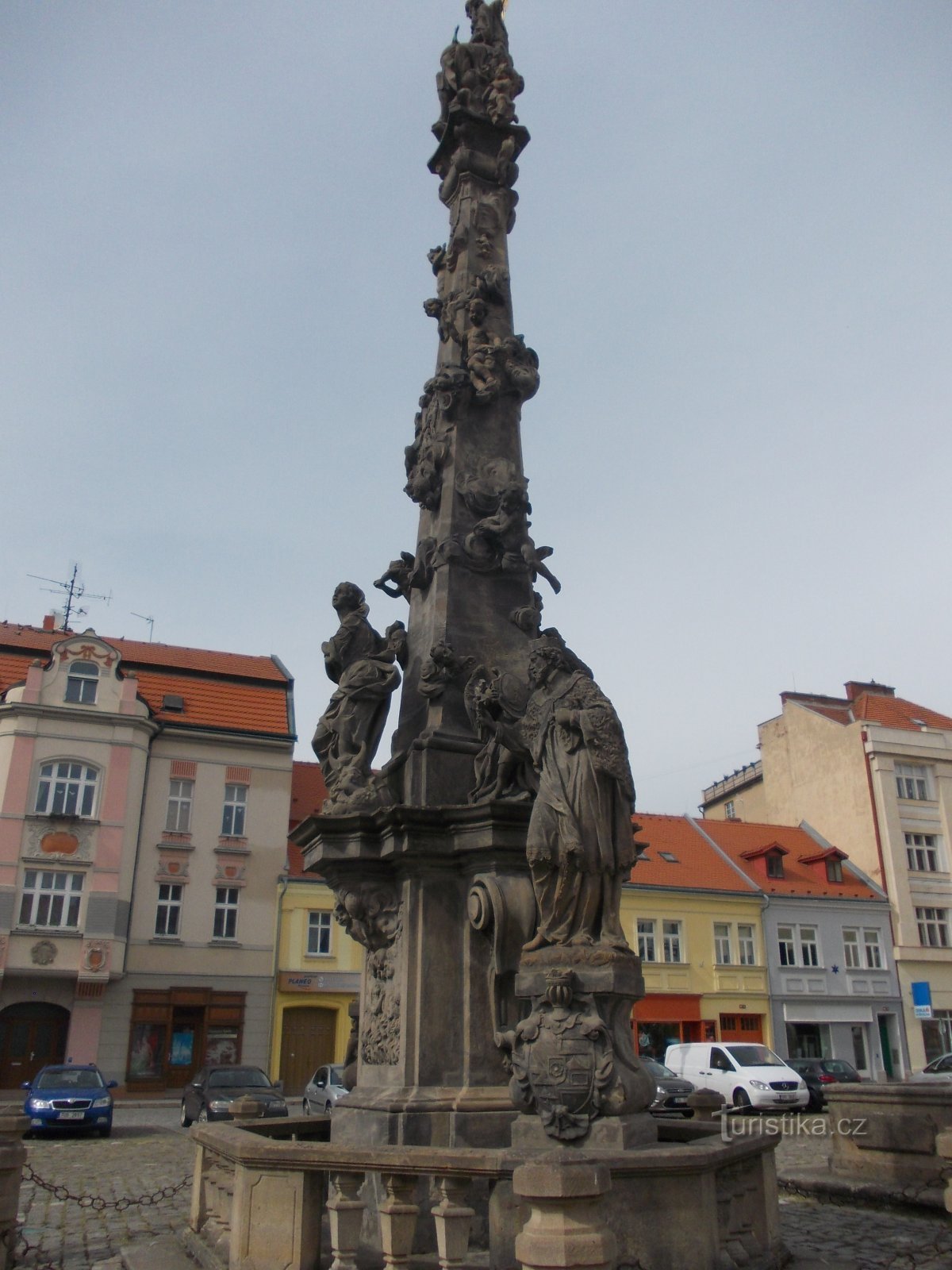 coluna barroca na praça