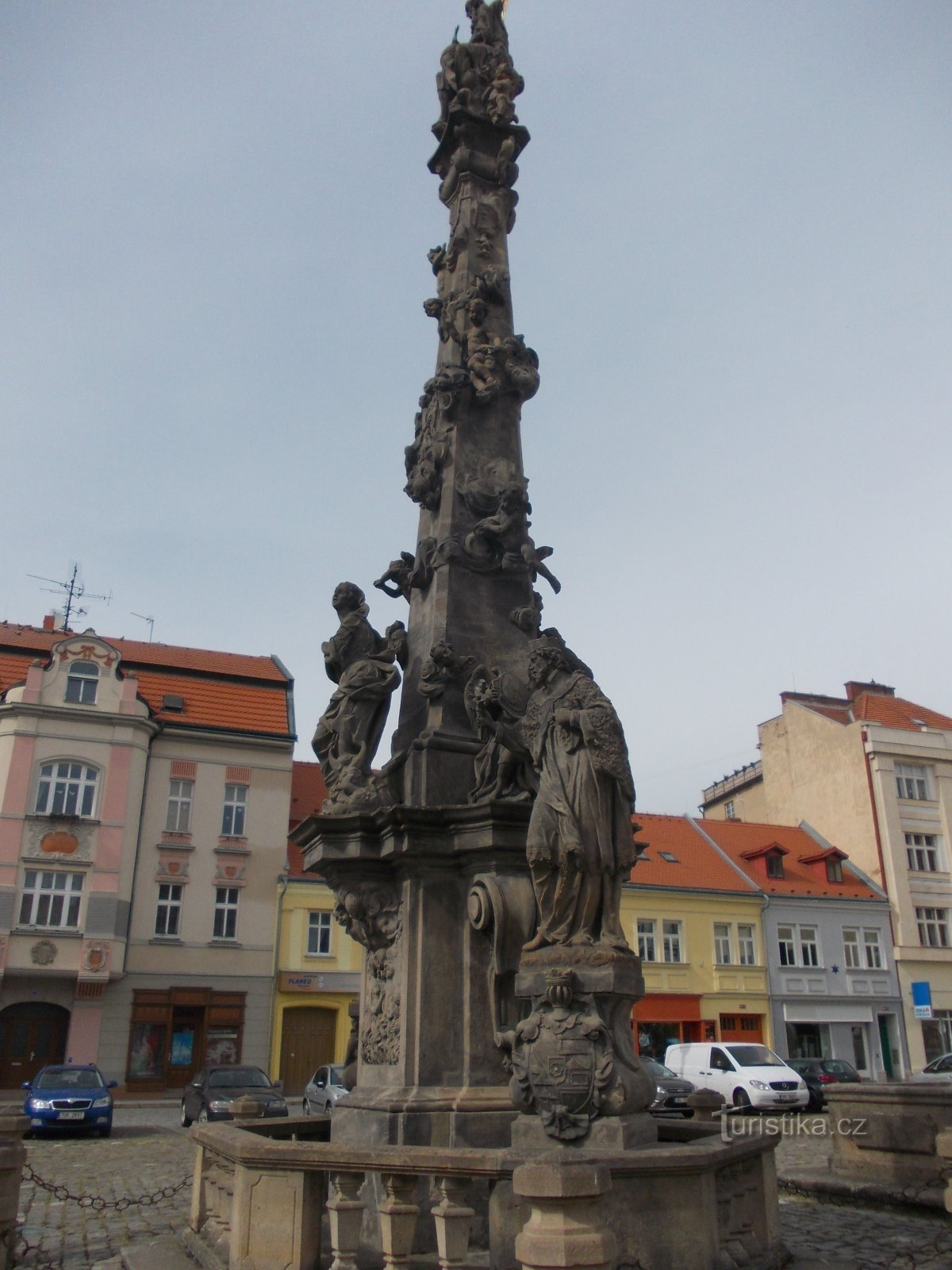 columna barroca en la plaza