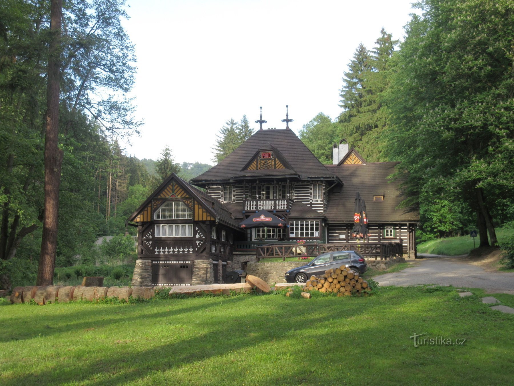 Bartňs gemütliches Haus vom Parkplatz, also von Westen