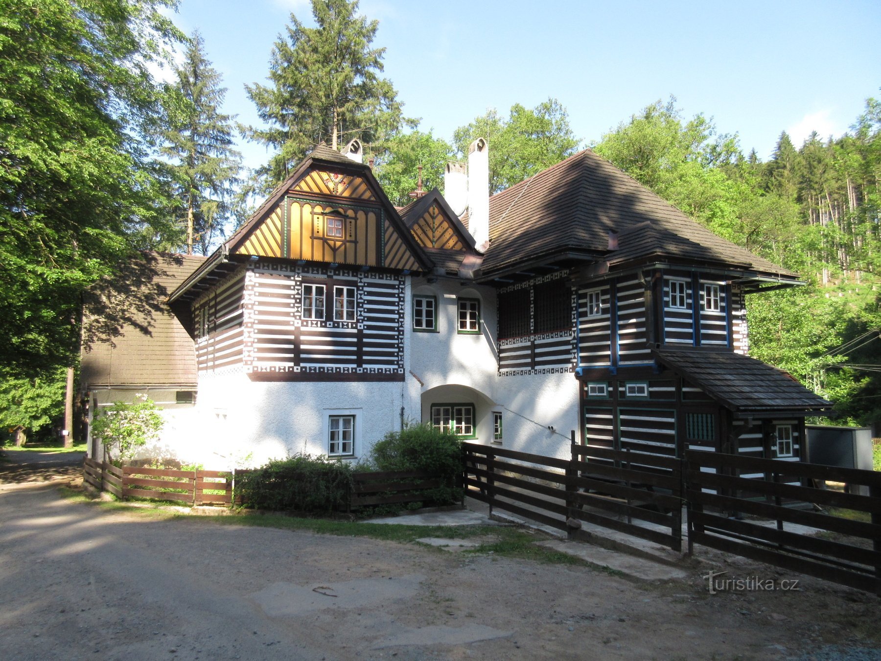 Ngôi nhà ấm cúng của Bartň từ phía đông