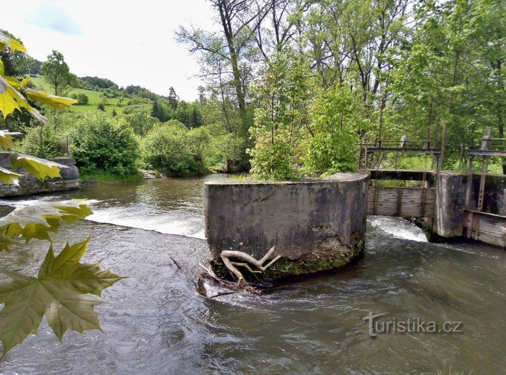 Bartoňov (Ruda nad Moravou) – damm med slussar vid floden Morava