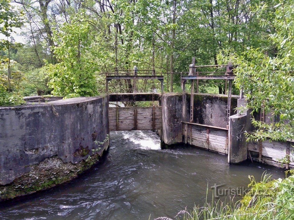 Bartoňov (Ruda nad Moravou) - dam met sluizen op de rivier de Morava