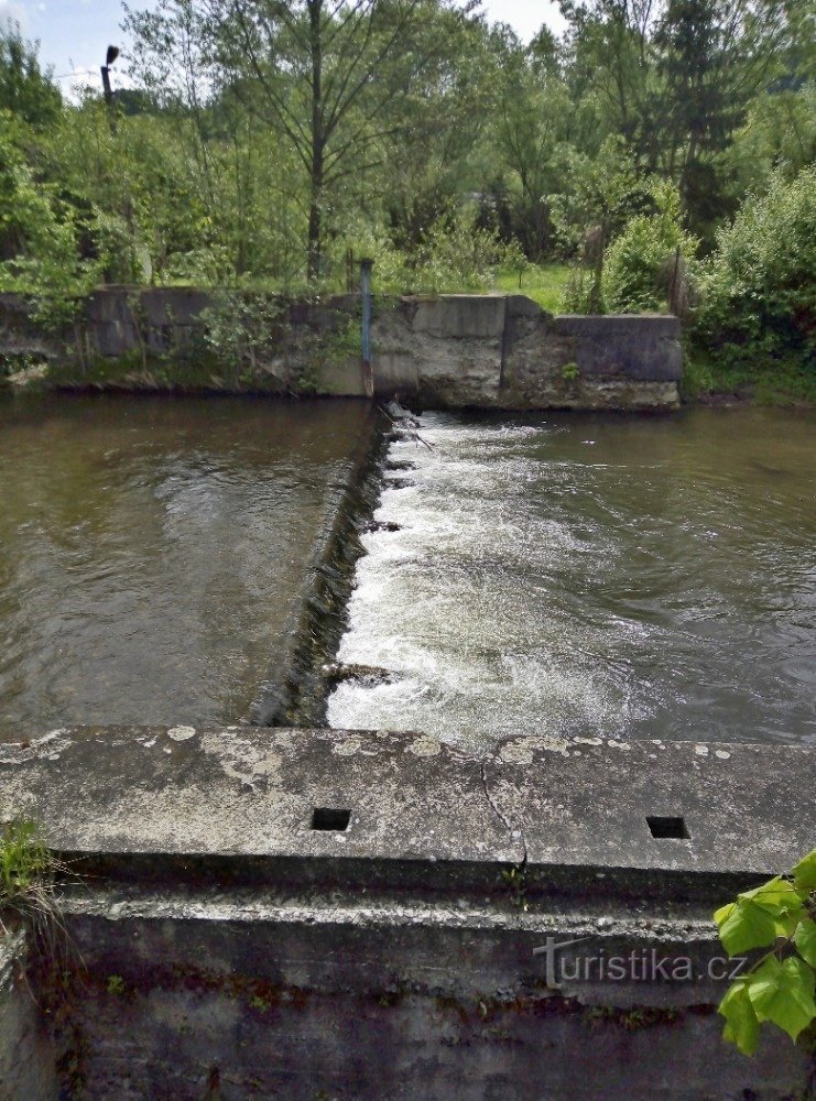 Bartoňov (Ruda nad Moravou) – Damm mit Schleusen am Fluss March