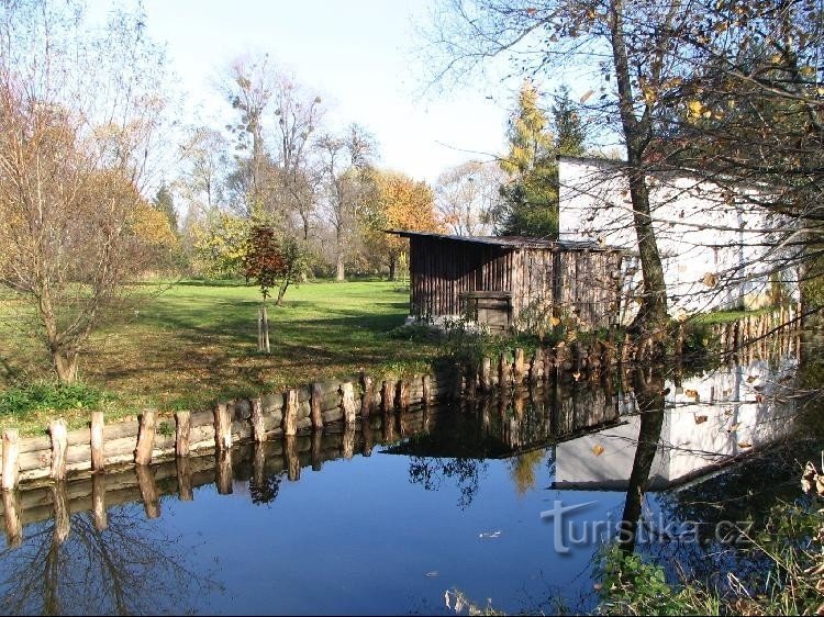 Bartošovicen mylly, vesiajo tehtaan yläpuolella