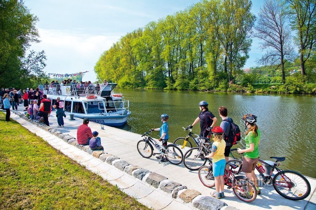 Canal de Bať - en barco y en bicicleta