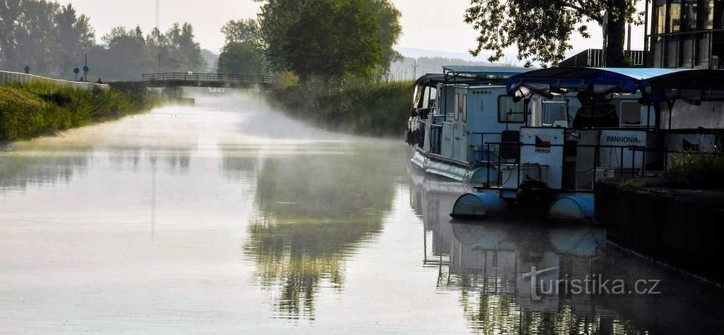 Canal de Bať - en barco y en bicicleta