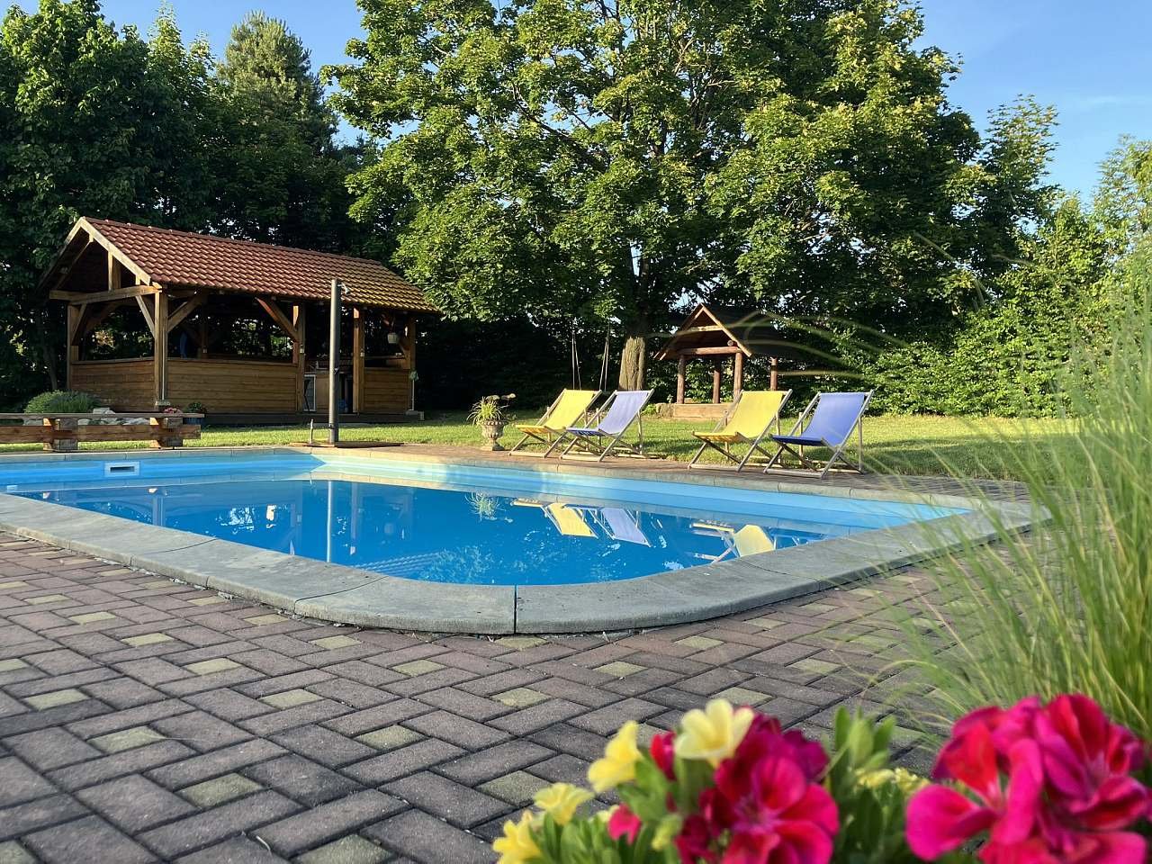 Bazén a kryté posezení